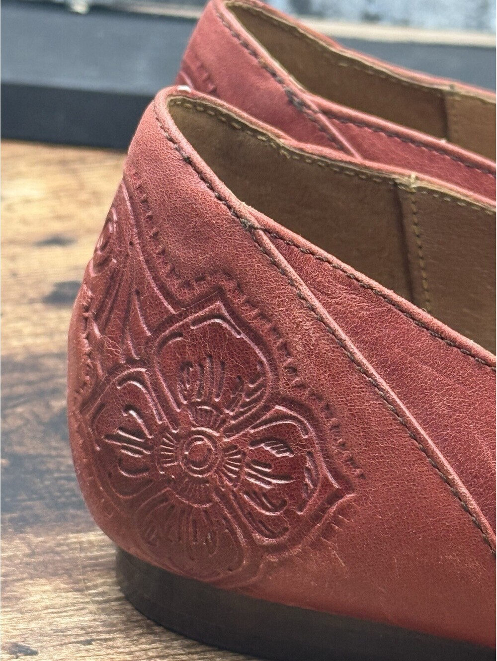 Børn Women’s Leather Ballet Flat Slip-On Embossed Floral Round Toe Red 9M - Picture 7 of 14